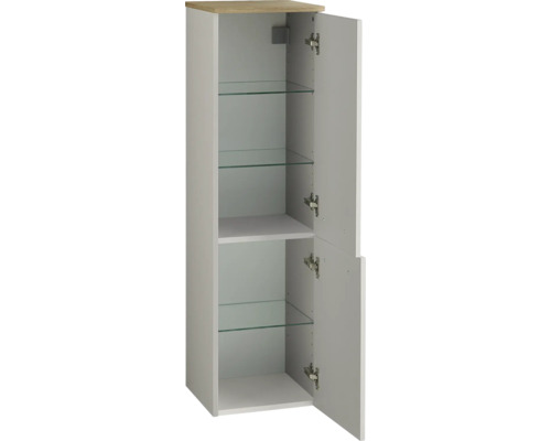 Badezimmer-Hochschrank mit zwei offenen Türen, drei Glaseinlegeböden und einer Abdeckplatte in Holzoptik.
