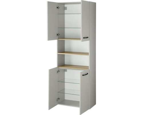 Badezimmer-Hochschrank mit zwei geöffneten Türen, Glaseinlegeböden, Regalböden in Holzoptik und schwarzen Griffen.