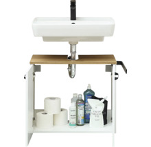 Waschtisch mit weißem Waschbecken, schwarzer Armatur, Holzregal und offenem Unterschrank mit Toilettenpapier und Reinigungsmitteln.