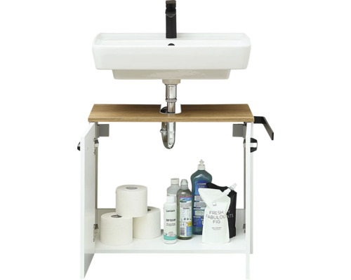Waschtisch mit weißem Waschbecken, schwarzer Armatur, Holzregal und offenem Unterschrank mit Toilettenpapier und Reinigungsmitteln.