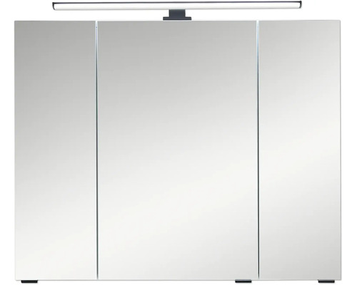 Dreitüriger Badezimmer-Spiegelschrank mit integrierter LED-Aufsatzleuchte.