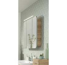 Dreitüriger Spiegelschrank mit LED-Beleuchtung und Holzelementen in einem hellen, modern gestalteten Badezimmer.