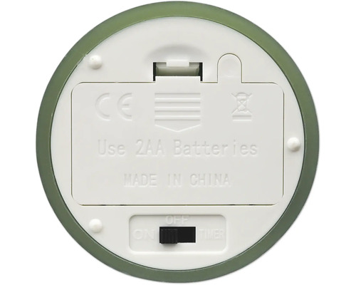 Unterseite einer LED-Kerze mit Batteriefach für zwei AA-Batterien und Schalter für An, Aus und Timer-Funktion. CE-Kennzeichnung vorhanden.