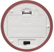 Unterseite eines batteriebetriebenen Geräts mit Batteriefach für zwei AA Batterien, Schalter für Ein, Aus und Timer sowie Sicherheitssymbolen.