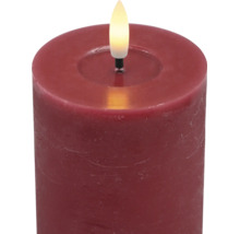 Rote LED-Stumpenkerze mit rustikaler Oberfläche und warmweißer LED-Flamme.