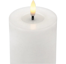 Weiße LED Stumpenkerze mit einer realistisch leuchtenden Flamme.