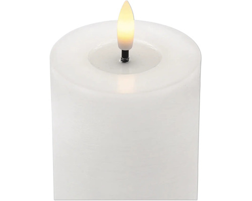 Weiße LED Stumpenkerze mit einer realistisch leuchtenden Flamme.