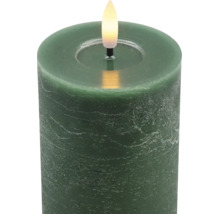 Grüne LED Stumpenkerze mit rustikaler Oberflächenstruktur und einer warmweißen Flamme.