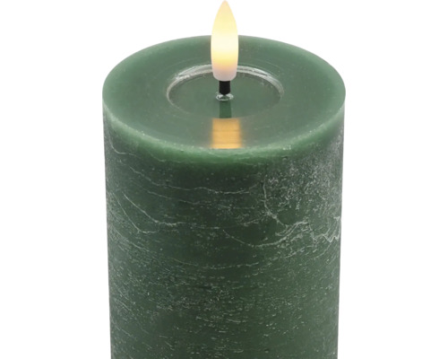 Grüne LED Stumpenkerze mit rustikaler Oberflächenstruktur und einer warmweißen Flamme.