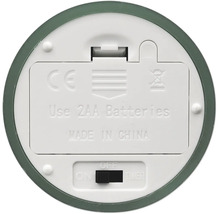 Unterseite eines batteriebetriebenen Geräts mit Batteriefach für zwei AA-Batterien, Ein-Aus-Timer-Schalter, CE-Kennzeichnung und Entsorgungssymbol.