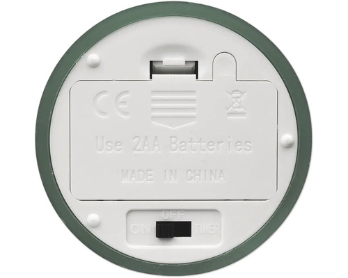 Unterseite eines batteriebetriebenen Geräts mit Batteriefach für zwei AA-Batterien, Ein-Aus-Timer-Schalter, CE-Kennzeichnung und Entsorgungssymbol.