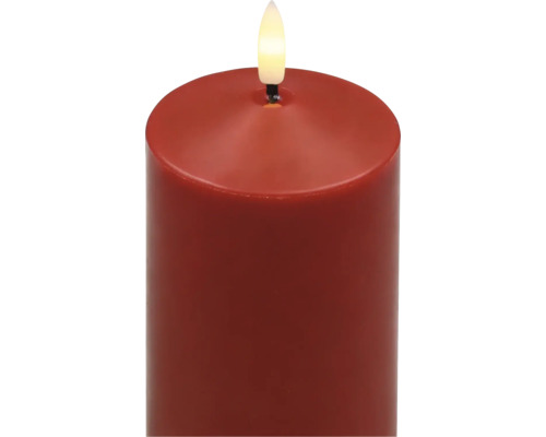 Rote LED-Stumpenkerze mit flammenförmiger LED.