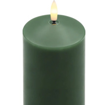 Grüne LED-Stumpenkerze mit warmweißer Flamme.