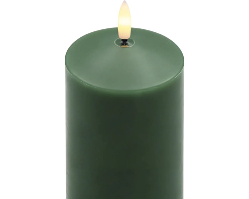 Grüne LED-Stumpenkerze mit warmweißer Flamme.
