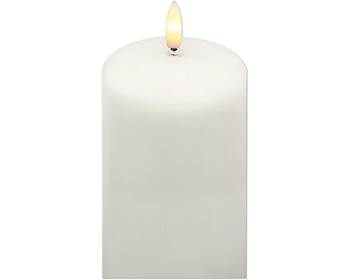 Weiße LED-Stumpenkerze mit künstlicher Flamme.
