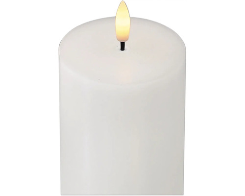Weiße LED-Stumpenkerze mit Licht in Flammenform.