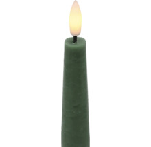 LED-Stabkerze aus Echtwachs in Grün mit flackernder LED-Flamme.
