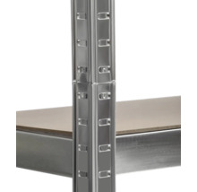 Detailaufnahme eines verzinkten Metallregals mit Stecksystem und einem Fachboden aus Holz.