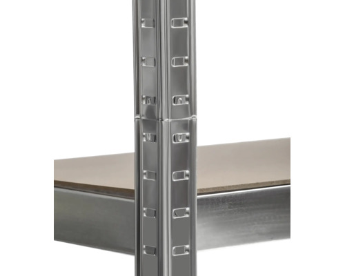 Detailaufnahme eines verzinkten Metallregals mit Stecksystem und einem Fachboden aus Holz.