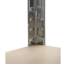 Detailaufnahme der Steckverbindung eines Schwerlastregals aus Metall mit einem Fachboden aus Holz.