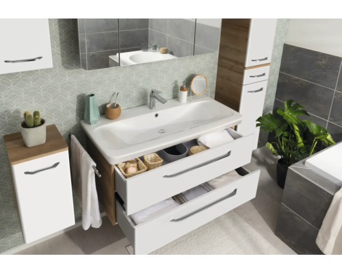 Modernes Badezimmer-Set mit weißem Waschtischunterschrank, zwei Auszügen, Hochschrank, Seitenschrank und Spiegelschrank.