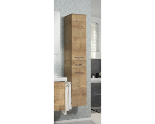 Hoher Badezimmerschrank in Holzoptik mit drei Türen und Metallgriffen, wandhängend in einem modernen Badezimmer.