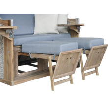 Strandkorb aus Holz mit zwei ausziehbaren Fußstützen inklusive Polstern und seitlichen Klapptischen.