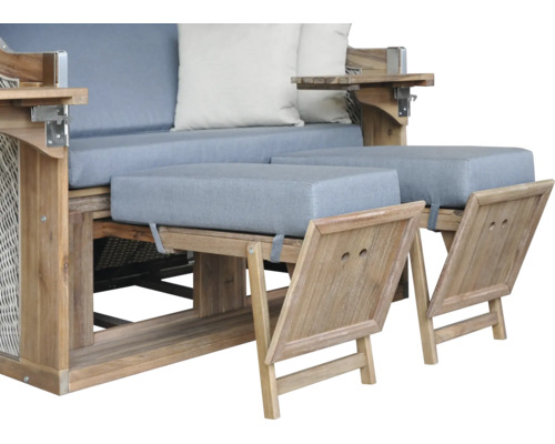Strandkorb aus Holz mit zwei ausziehbaren Fußstützen inklusive Polstern und seitlichen Klapptischen.