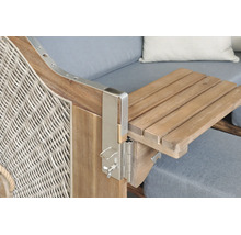 Klappbarer Holztisch an einem Strandkorb mit Metallbeschlägen und Scharnier.