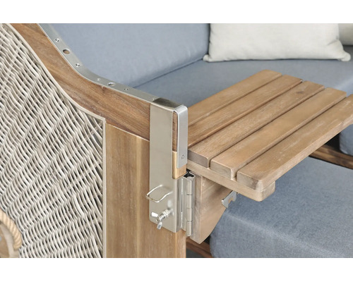 Klappbarer Holztisch an einem Strandkorb mit Metallbeschlägen und Scharnier.