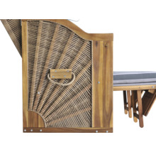 Seitenansicht eines Strandkorbs aus Holz mit Geflecht in Sonnenoptik, einem Seilgriff und einer ausgezogenen Fußstütze mit Polster.