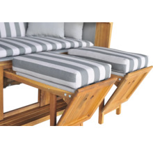 Strandkorb aus Holz mit zwei ausziehbaren Fußstützen und grau-weiß gestreiften Sitzkissen.