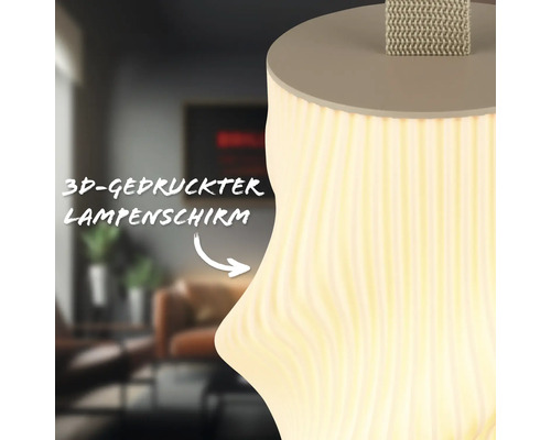 Detailaufnahme eines 3D-gedruckten Lampenschirms mit gerippter Oberflaeche in einem modern eingerichteten Raum.