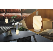 Tragbare Briloner LED-Tischleuchte mit gedrehtem, geripptem Design, dargestellt in einem Wohnzimmer, auf einem Esstisch und neben einem Buch.