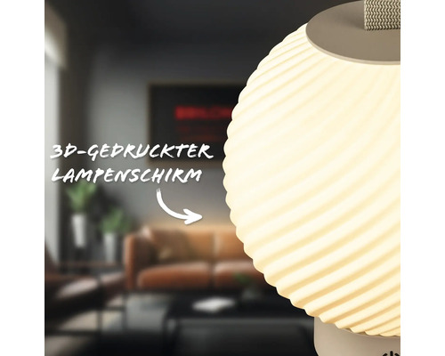 Nahaufnahme eines 3D-gedruckten Lampenschirms mit spiralförmiger Wellenstruktur in einem Wohnzimmer.