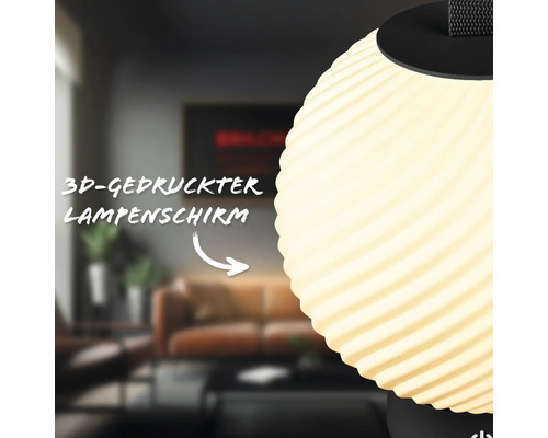 Nahaufnahme eines dreidimensional gedruckten Lampenschirms mit gewellter Struktur in einem Wohnzimmer.