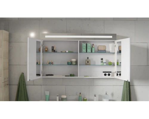 Weißer Badezimmerspiegelschrank mit integrierter LED-Beleuchtung, geöffneten Türen und Glasregalen, gefüllt mit verschiedenen Badutensilien.