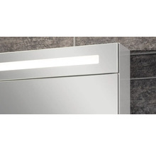 Detailansicht eines Spiegelschranks mit integrierter LED-Beleuchtung an der Oberseite.