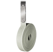Graues Rollladengurtband auf Rolle mit Metallaufhängung und Nieten.