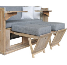 Strandkorb aus Holz mit grauen Polstern, zwei weißen Kissen und zwei ausziehbaren Fußstützen.