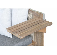 Ausklappbarer Seitentisch aus Holzlatten an einem Gartenmöbel mit grauen und weißen Sitzkissen.