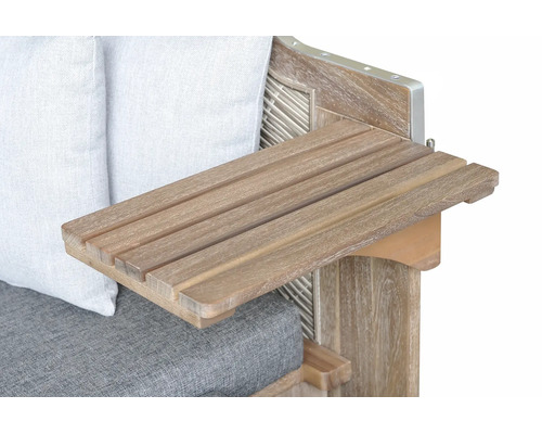 Ausklappbarer Seitentisch aus Holzlatten an einem Gartenmöbel mit grauen und weißen Sitzkissen.