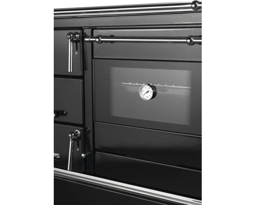 Detailansicht eines Kaminofen Herdes mit Backfach und integriertem Thermometer an der Front.
