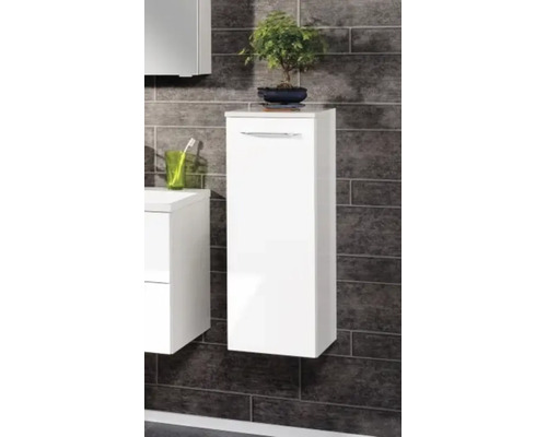 Wandhängender Badezimmer-Seitenschrank in Hochglanz-Weiß mit einem Metallgriff vor einer dunklen Fliesenwand.