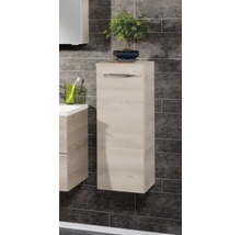 Schwebender Badezimmer-Seitenschrank in Holzoptik mit silbernem Griff an einer gefliesten Wand.