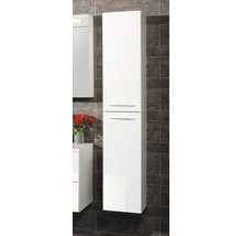 Weißer Hochglanz-Badezimmer-Hochschrank mit zwei Türen und silbernen Griffen vor einer dunklen Fliesenwand.