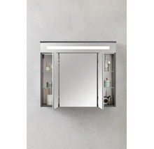 Dreitüriger Badezimmer-Spiegelschrank mit integrierter LED-Beleuchtung an der Oberseite und Glasböden im Inneren.