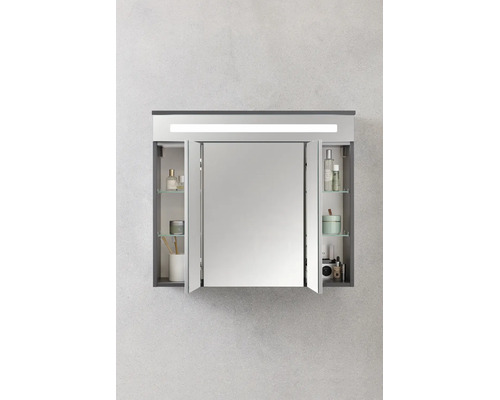 Dreitüriger Badezimmer-Spiegelschrank mit integrierter LED-Beleuchtung an der Oberseite und Glasböden im Inneren.