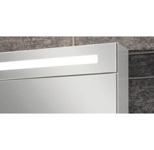 Spiegelschrank mit integrierter LED-Beleuchtung im oberen Bereich.