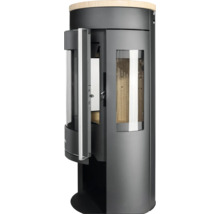 Moderner runder Kaminofen aus Stahl mit einer großen Glastür und einem Seitenfenster. Er besitzt eine helle Abdeckplatte aus Stein.